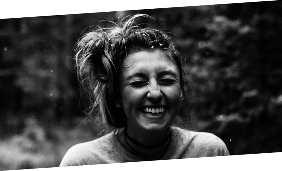 Schwarz-weiß-Bild einer lachenden jungen Frau